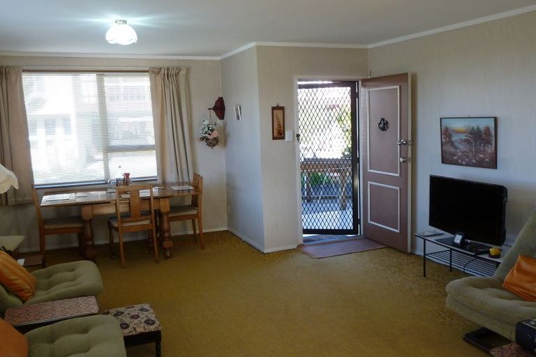 Photo of property in 2/52 Butterworth Drive, Glendene, Auckland, 0602