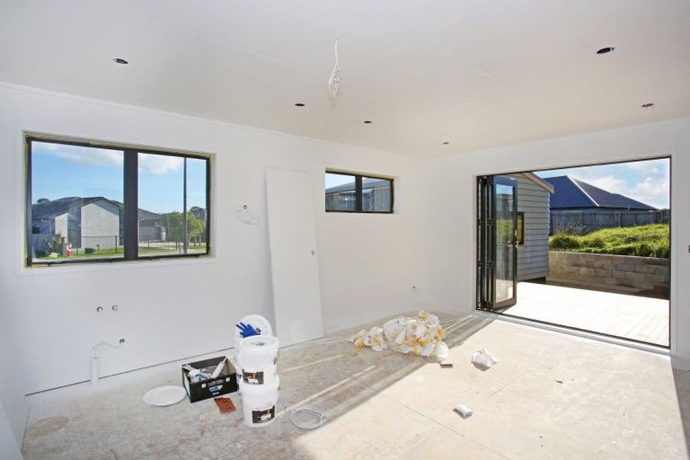 Photo of property in 16 Tahuna Minhinnick Drive, Glenbrook, 2681