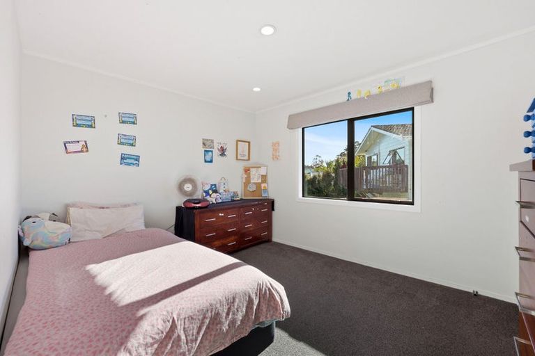 Photo of property in 64 Robbies Road, Shelly Park, Auckland, 2014