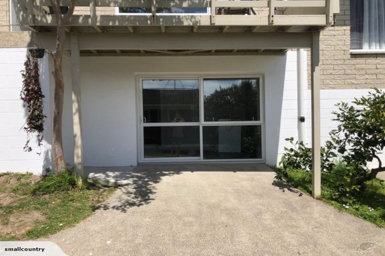 Photo of property in 2/180 Coronation Road, Hillcrest, Auckland, 0627