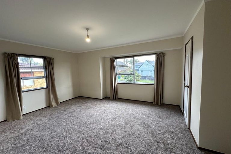 Photo of property in 11 Ravenstone Place, Chatswood, Auckland, 0626