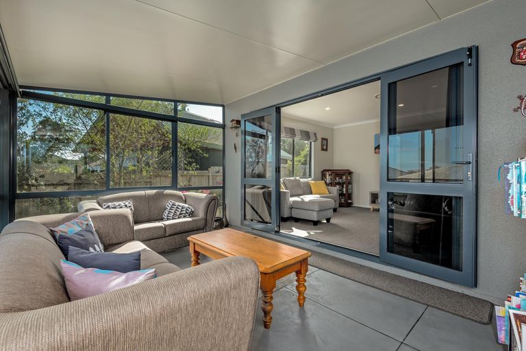 Photo of property in 3 Abby Road, Fitzherbert, Palmerston North, 4410