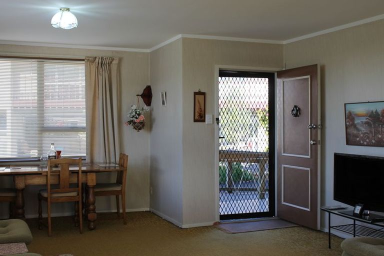 Photo of property in 2/52 Butterworth Drive, Glendene, Auckland, 0602