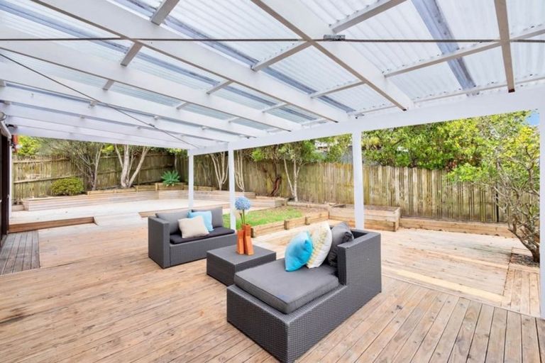 Photo of property in 11 Jumento Place, Unsworth Heights, Auckland, 0632