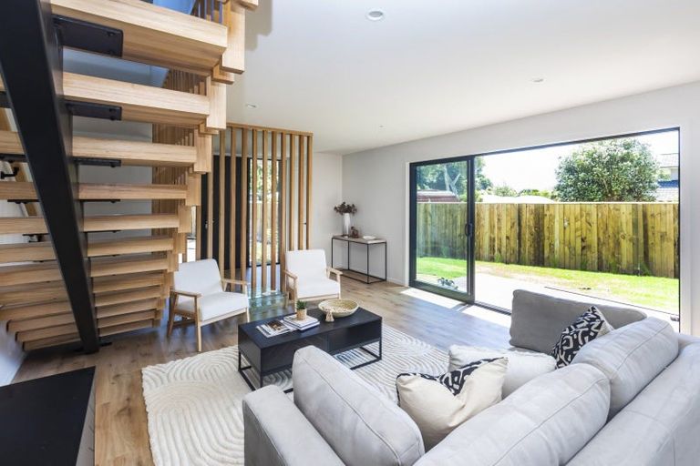 Photo of property in 17 Aratoro Place, Mount Pleasant, Christchurch, 8081