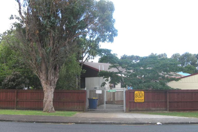 Photo of property in 37 Totaravale Drive, Totara Vale, Auckland, 0629