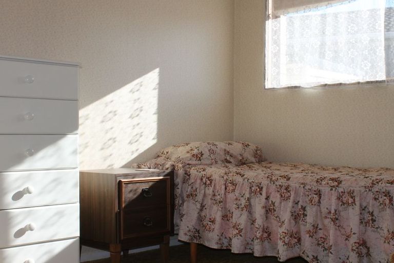 Photo of property in 2/52 Butterworth Drive, Glendene, Auckland, 0602