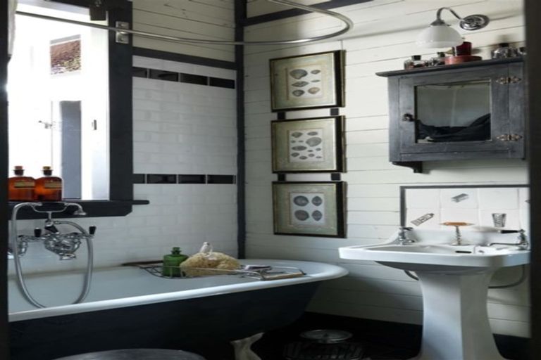 Photo of property in 1 Robertson Street, Russell, 0202