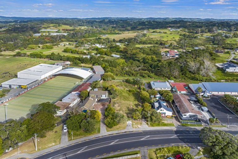 Photo of property in 302 Don Buck Road, Massey, Auckland, 0614