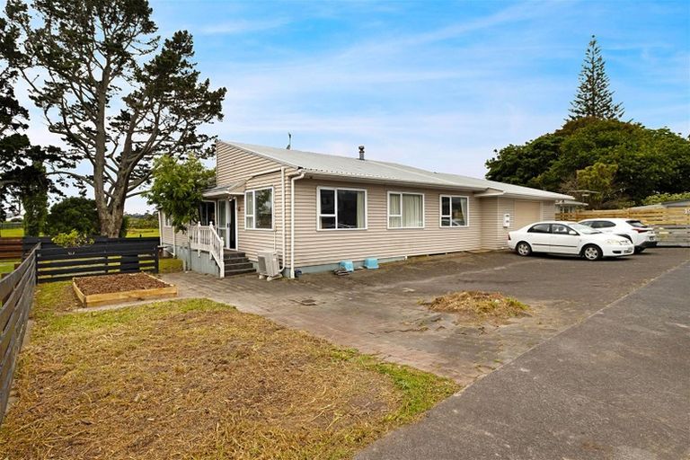 Photo of property in 21 Martin Place, Kelston, Auckland, 0602