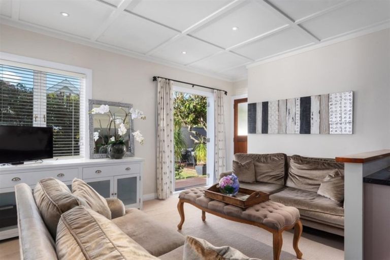 Photo of property in 2 Glade Place, Birkenhead, Auckland, 0626