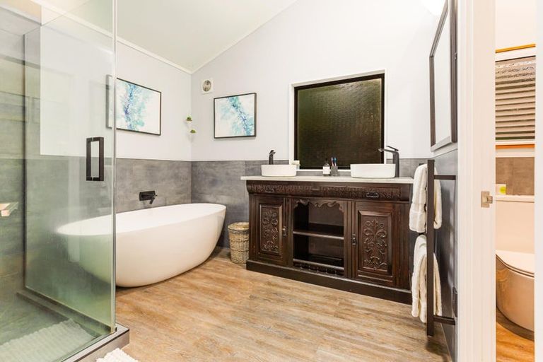 Photo of property in 84 Mountain Road, Henderson Valley, Auckland, 0612