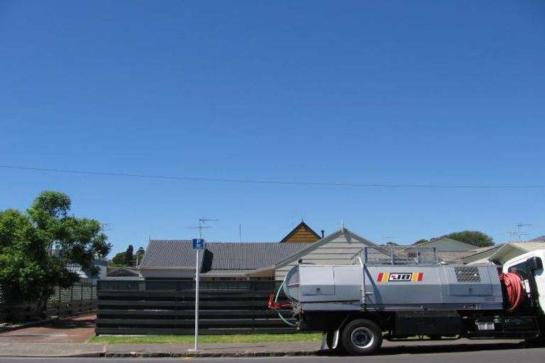 Photo of property in 2/8 Shakespeare Road, Milford, Auckland, 0620