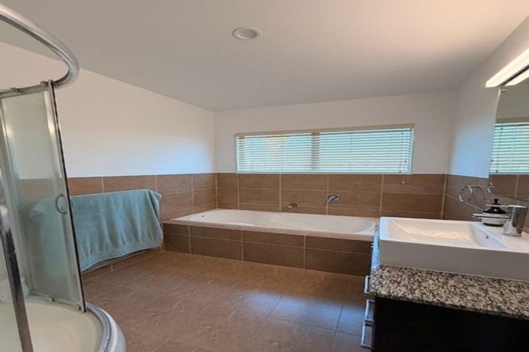 Photo of property in 28 Ballymore Drive, Pinehill, Auckland, 0632