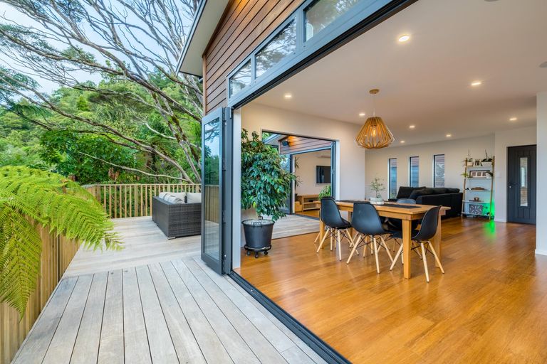 Photo of property in 410a Scenic Drive, Waiatarua, Auckland, 0612