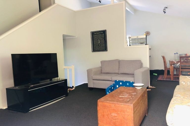 Photo of property in 2/68 Cockayne Crescent, Sunnynook, Auckland, 0620