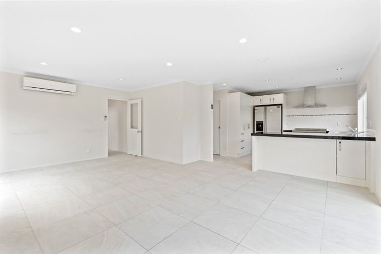 Photo of property in 5 Reno Way, Flat Bush, Auckland, 2016