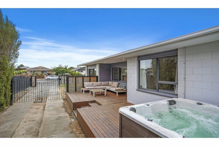 Photo of property in 135 Queenspark Drive, Parklands, Christchurch, 8083