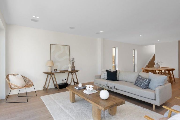 Photo of property in 2/1 The Brae, Mount Pleasant, Christchurch, 8081