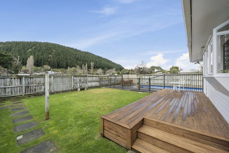 Photo of property in 18 Buckley Grove, Paraparaumu, 5032