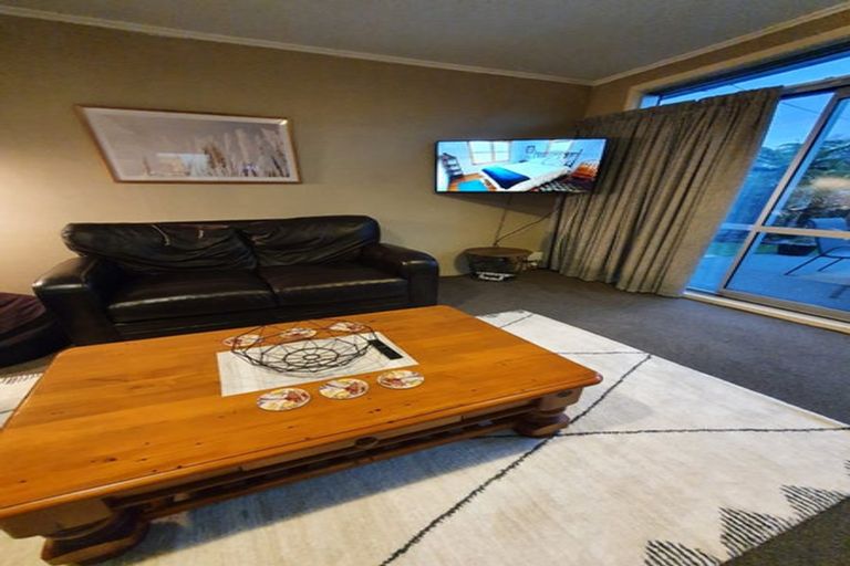 Photo of property in 1/12 Gradwell Place, Two Mile Bay, Taupo, 3330