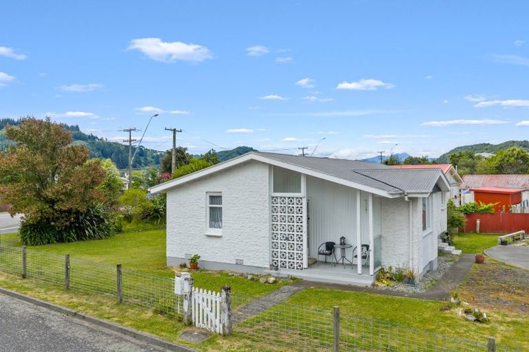 Photo of property in 14 Wairau Road, Picton, 7220