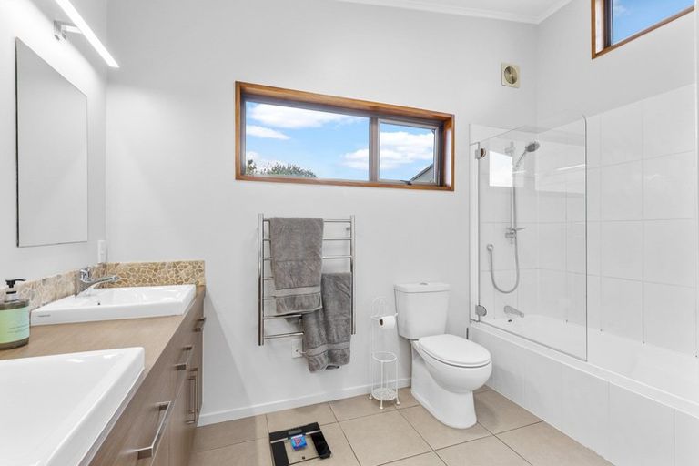 Photo of property in 32 Haast Place, Awapuni, Palmerston North, 4412