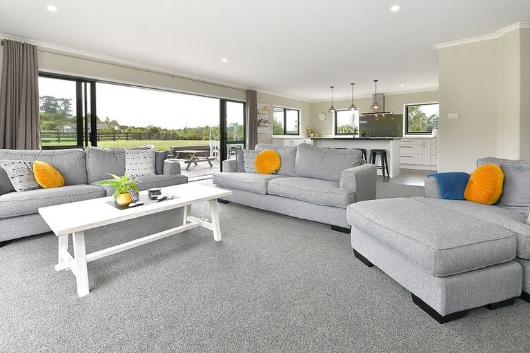 Photo of property in 4 Loretta Place, Red Beach, 0932