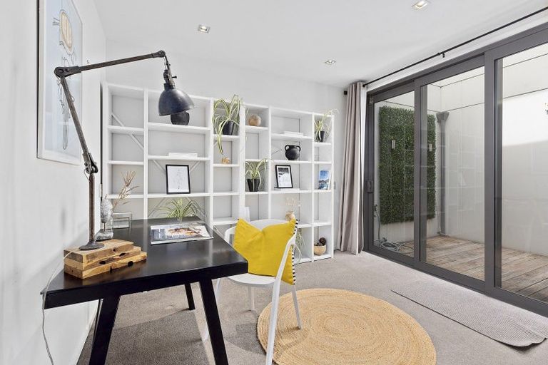 Photo of property in Patent 326 Apartments, 407s/326 Evans Bay Parade, Hataitai, Wellington, 6021