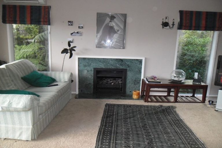 Photo of property in 35 Raymond Terrace, Northcote, Auckland, 0627