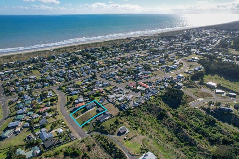 Photo of property in 15 Aranui Avenue, Waitarere Beach, Levin, 5510