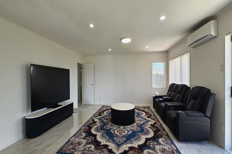 Photo of property in 28 Robert Ross Place, Clendon Park, Auckland, 2103