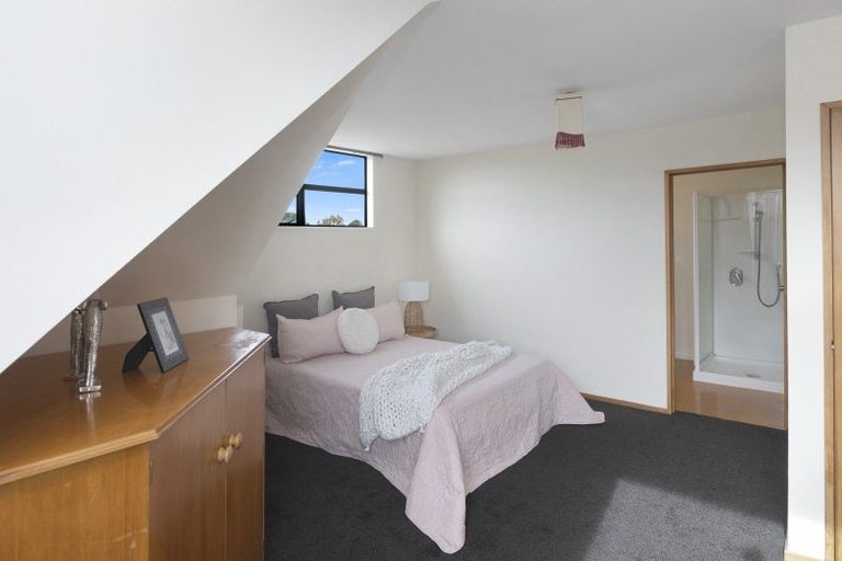 Photo of property in 2/49 Searells Road, Strowan, Christchurch, 8052