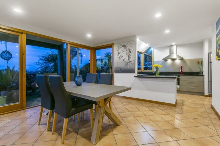 Photo of property in 2/5 Mizpah Road, Waiake, Auckland, 0630