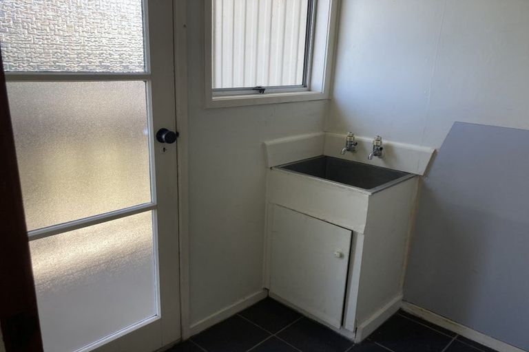 Photo of property in 102 Kemp Road, Massey, Auckland, 0614