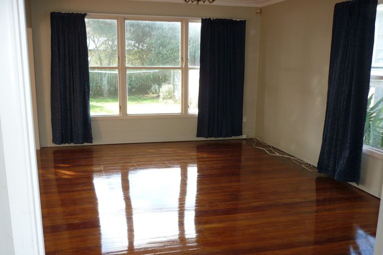 Photo of property in 8a Serjeant Street, Henderson, Auckland, 0612