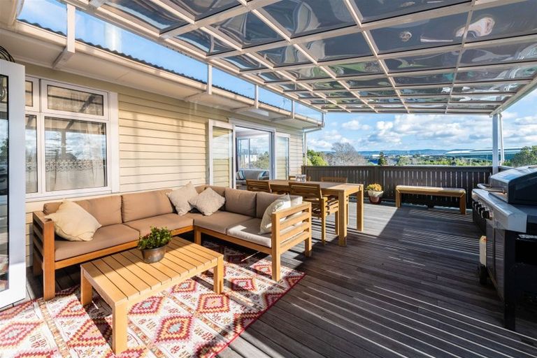 Photo of property in 74 Sylvan Crescent, Te Atatu South, Auckland, 0610