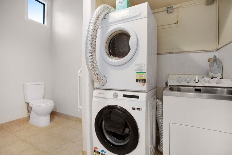 Photo of property in 2/11 Limmer Place, Browns Bay, Auckland, 0632