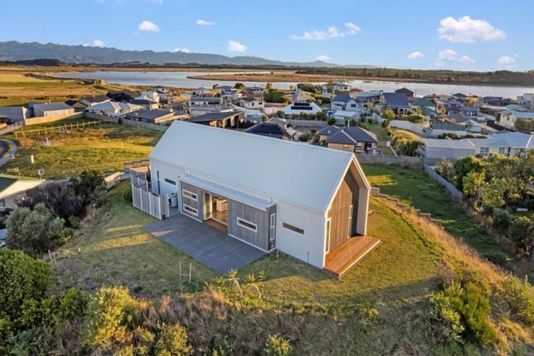 Photo of property in 2 Rangeview Rise, Foxton Beach, Foxton, 4815