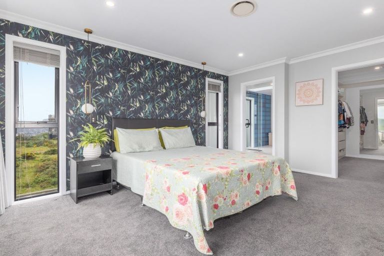 Photo of property in 4 Rotorua Grove, Aotea, Porirua, 5024