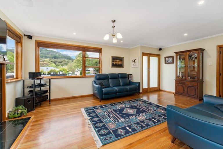 Photo of property in 14 Pinehaven Road, Pinehaven, Upper Hutt, 5019