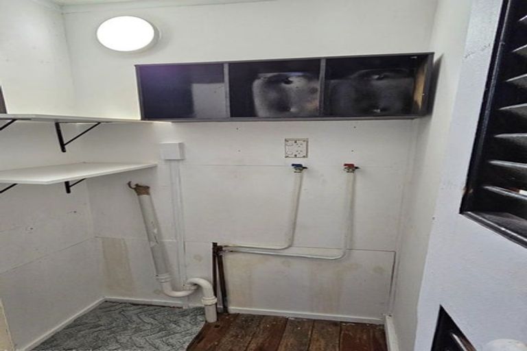 Photo of property in 40 Pioneer Road, Moturoa, New Plymouth, 4310