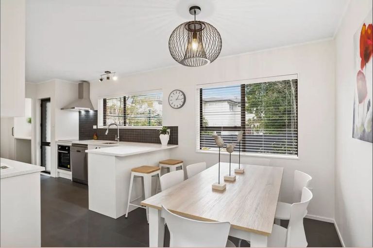 Photo of property in 2/303a Great North Road, Henderson, Auckland, 0612