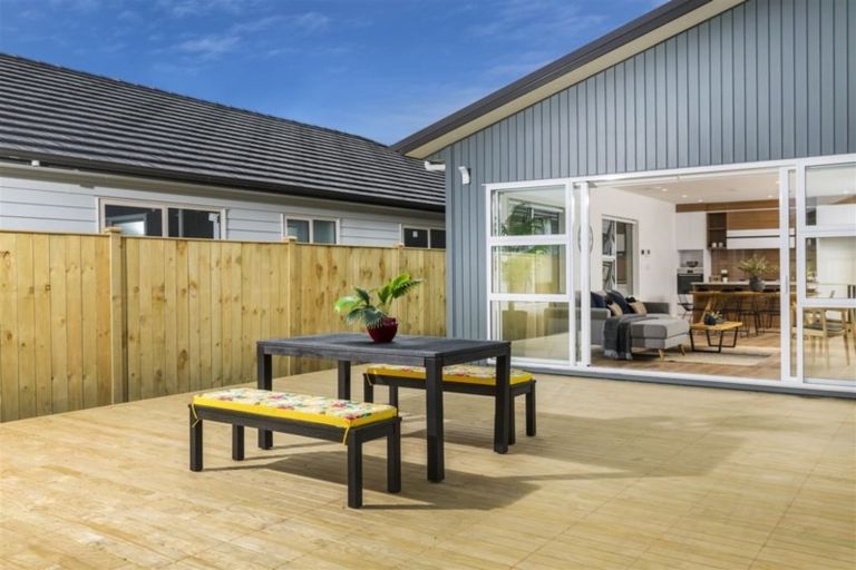Photo of property in 60 Schoolside Road, Kumeu, 0810