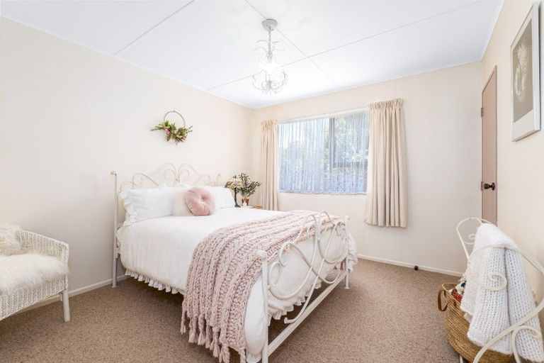 Photo of property in 90 Omapere Street, Whitby, Porirua, 5024