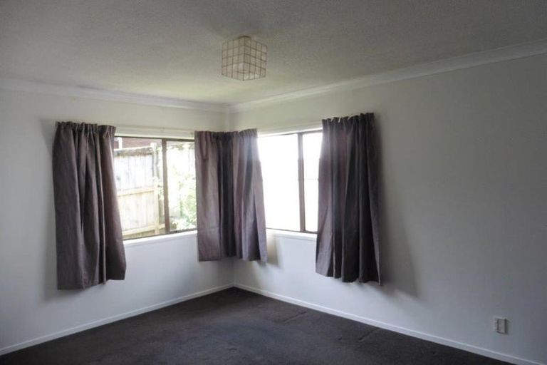 Photo of property in 39 Kirrie Avenue, Te Atatu South, Auckland, 0610