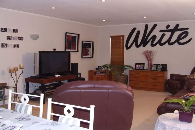 Photo of property in 1/4 Pine Hill Crescent, Browns Bay, Auckland, 0630