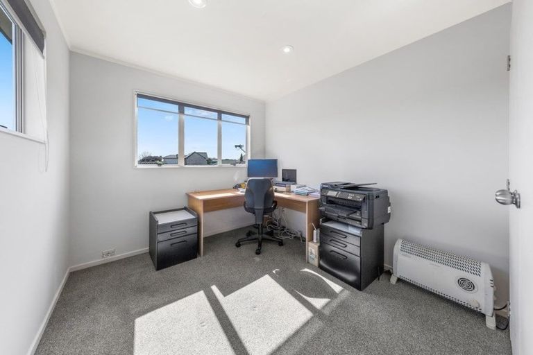 Photo of property in 2/25 Keswick Close, Northpark, Auckland, 2013