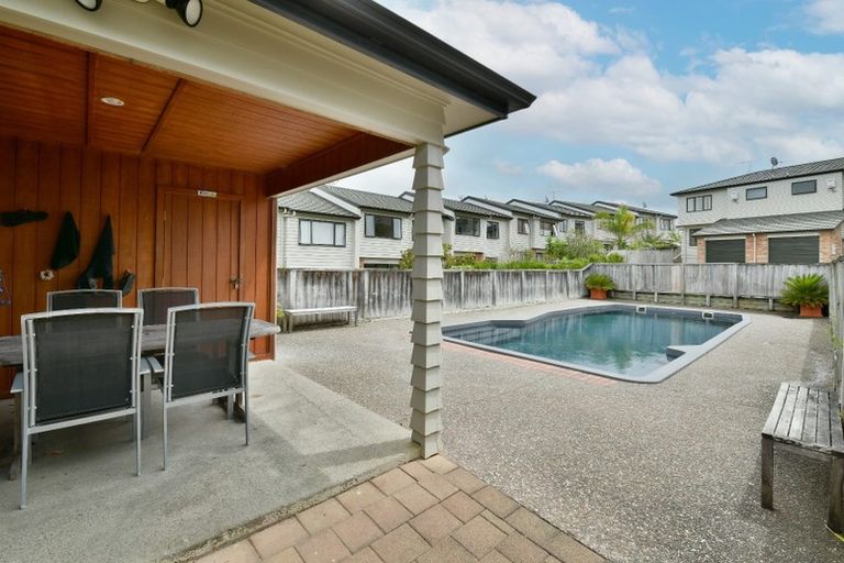 Photo of property in 3/22 Northcross Drive, Oteha, Auckland, 0632