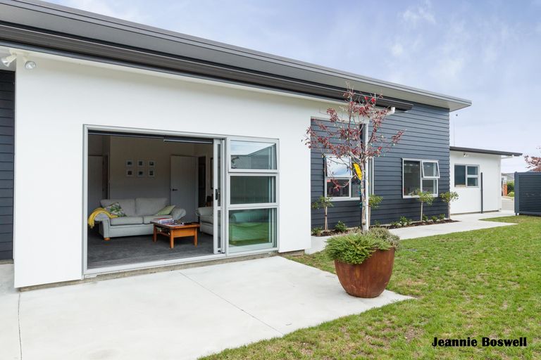 Photo of property in 7 Morocco Terrace, Kelvin Grove, Palmerston North, 4414